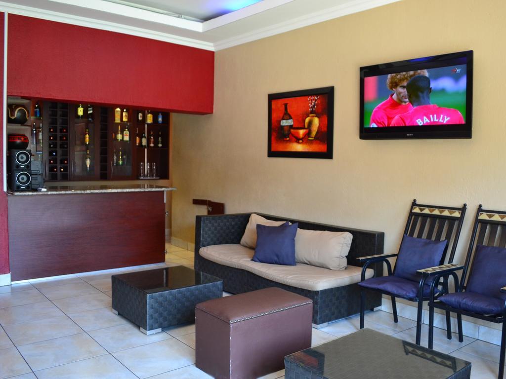 Boga Legaba Guest House & Conference Centre マフィケング エクステリア 写真