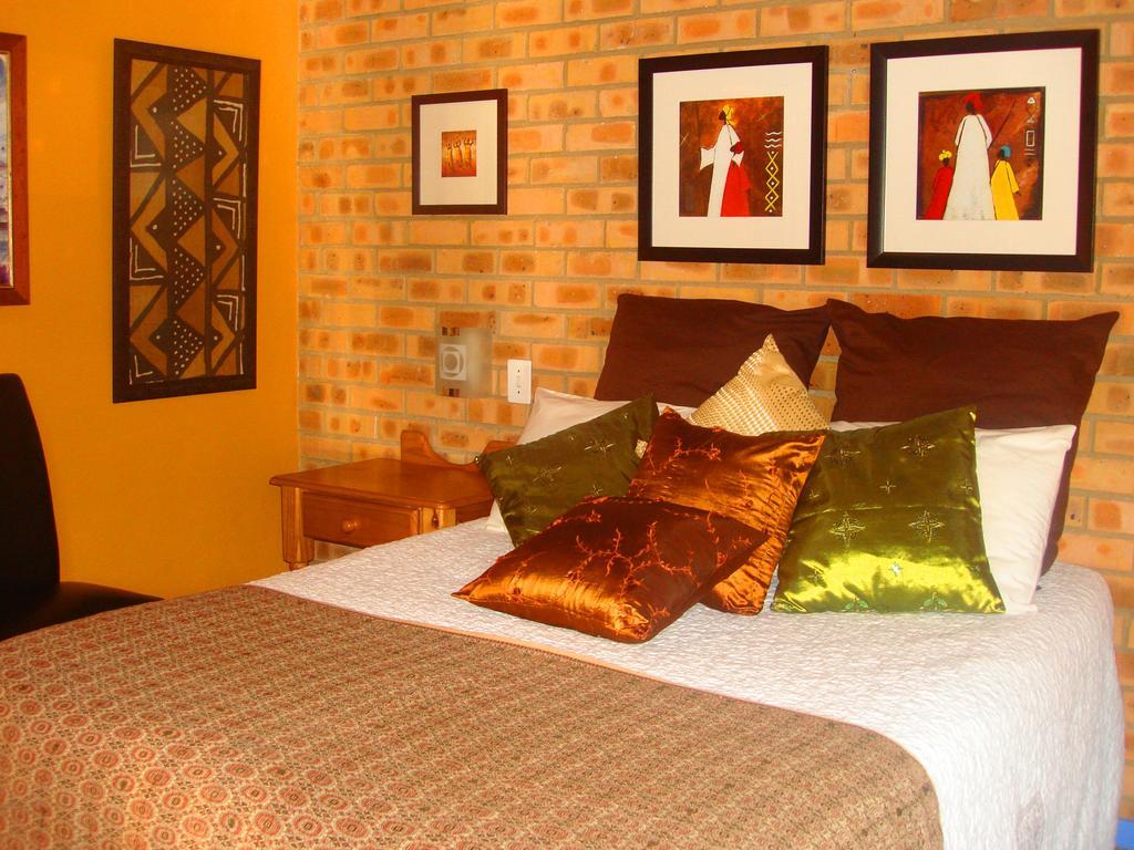 Boga Legaba Guest House & Conference Centre マフィケング エクステリア 写真