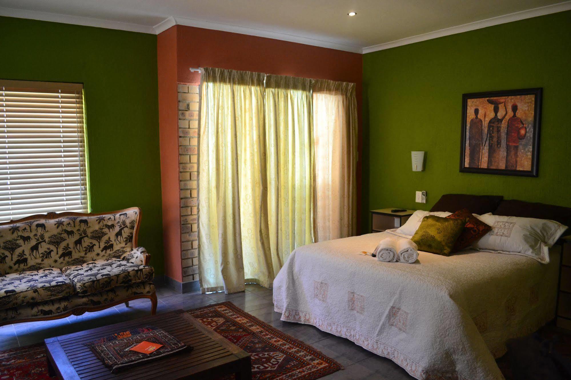 Boga Legaba Guest House & Conference Centre マフィケング エクステリア 写真
